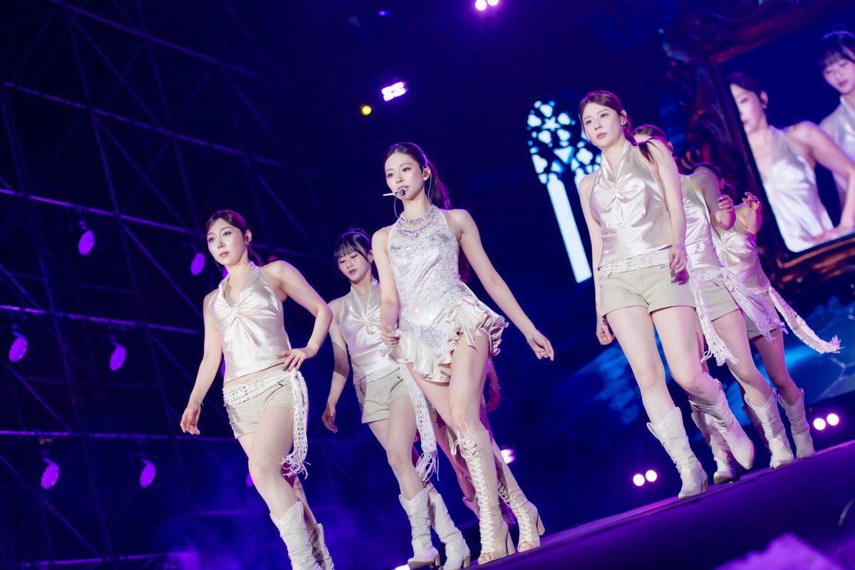 sophialovelkp's tweet photo. b0minlee IG : (the choreographer)
為了這次演出，真的很認真準備且努力的很可愛的子瑜.
在舞臺上很完美，很耀眼，最棒！感謝在旁邊給予支持與一同完成精彩演出的我們編舞團隊，以及從準備到結束全程用心的工作人員。能夠共同經歷這特別又令人心動的時刻，感到非常幸福。辛苦了！
https://t.co/c3qhs7nY5m