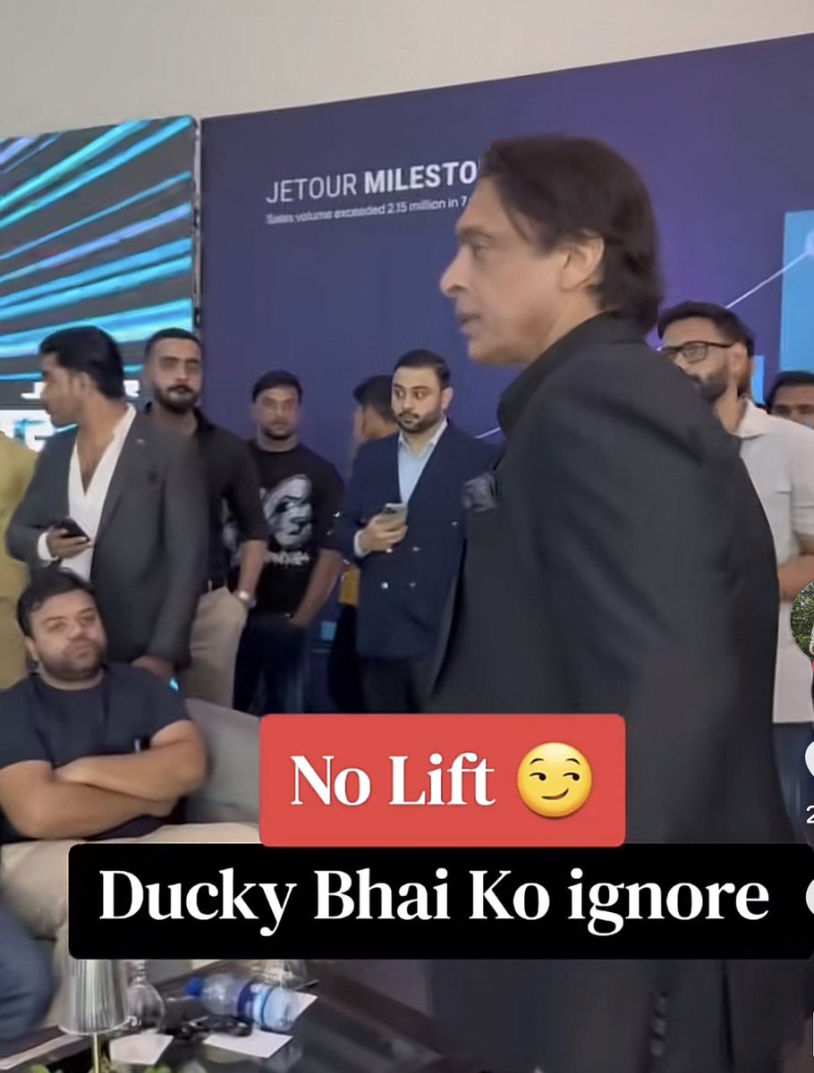 saleemspeaks2's tweet photo. پاکستان کے بہترین فاسٹ باولر  شعیب اختر نے  پاکستان کے نمبر ون  یوٹیوب وی لاگر  ٹک ٹاکر سوشل میڈیا پرسنلٹی سعد الرحمن عرف ڈکی بھای کو اس کی اوقات دیکھا دی ۔۔ 

شعیب اختر اور ڈکی بھای اک ہی تقریب میں شریک تھے شعیب اختر جیسے ہی حال میں انٹر ہوتے ہیں لوگ اٹو گراف لینے کیلے انکے قریب پہنچ جاتے ہیں ۔ شعیب اختر اٹو گراف دے کر جب سیٹوں کی طرف جاتے ہیں تو انکے سامنے ڈکی بھای برجمان ہوتے ہیں ۔ 

 عیب اختر  انکی طرف دیکھ کر  انہیں بلکل  اگنور کر دیتے ہیں اور اگے بڑھ جاتے ہیں ۔ 

مجھے لگتا ہے یہ اک سپر سٹار کا  خاموش مسیج تھا جنہوں نے فیملی  وی لاگنگ  گندے گالیوں بھرے Content لوگوں کی روسٹنگ کر کے  ٹک ٹاک پر گالی کلچر متعارف کرا کے شہرت حاصل کی انہیں یہ بتانا تھا کہ سپر سٹار ایسے  راتوں رات نہی بن جاتے ۔۔ 

سپر سٹار بننے کیلے محنت چاہیے 161.3  کلومیٹر فی گھنٹہ کی رفتار سے باولنگ کرا کے دنیا میں پاکستان کا نام روشن کرنا ہے ۔ 

ٹیسٹ کی اک  اننگز میں بارہ  بار  پانچ سے زائد وکٹیں حاصل کرنی پڑتی ہے ۔۔  نامکن ہارے ہوے میچ جتوانے پڑتے ہیں پھر اس قابل بنتے ہو عوام اپکو سپر سٹار مانتی ہے ۔ 

 نہ کہ تم جیسے بیویوں کو بہنوں کو ٹھمکے لگا کر گالیاں دے  نوجوان نسل کو برباد کر کے  اوٹ پٹانگ حرکتیں کر کے  شہرت  پیسہ تو حاصل کر لو گے مگر عزت صرف اس کی ہو گی جو اس عوام کے دل پر راج کرے گا ۔