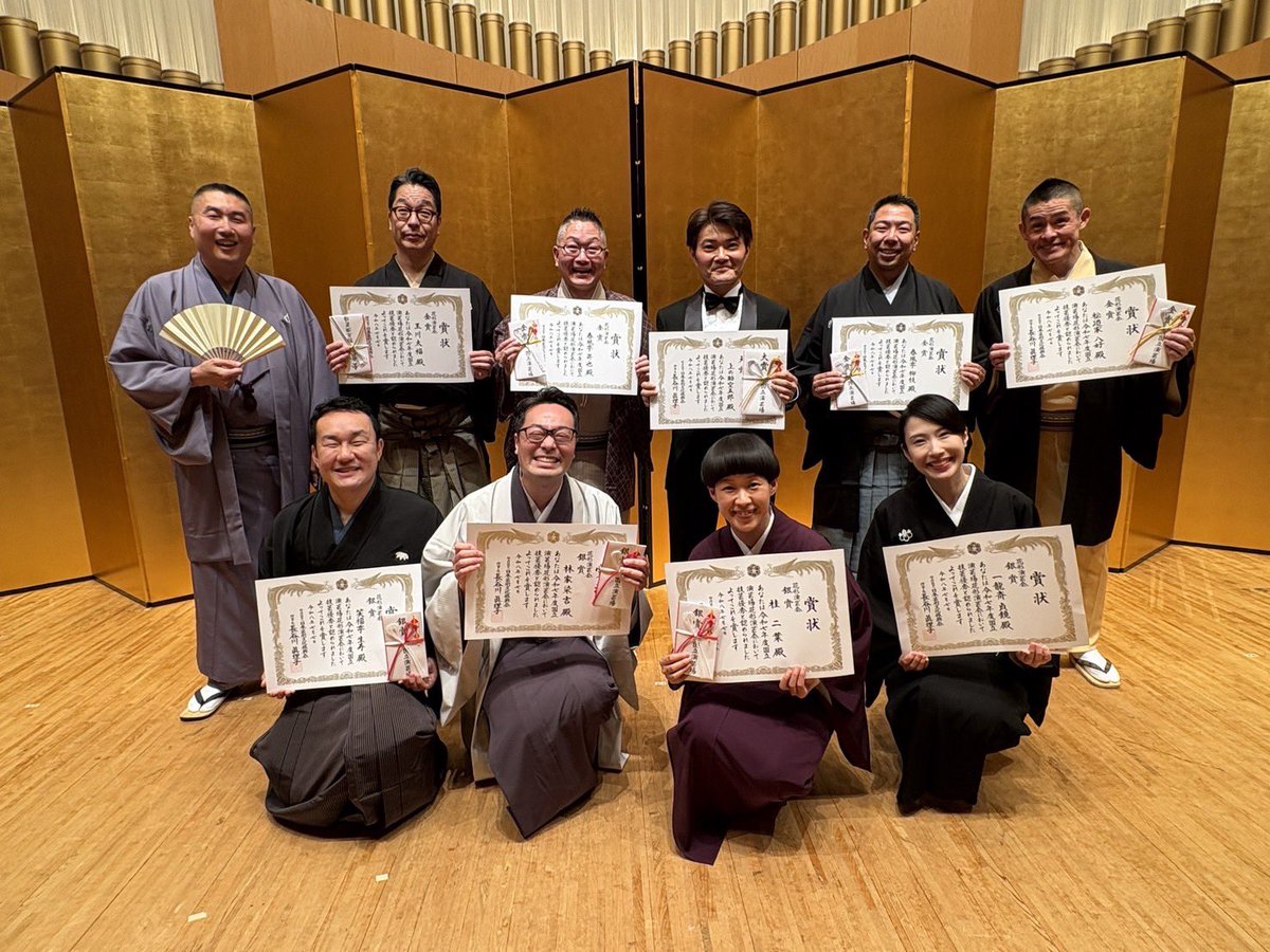 shunputeiryushi's tweet photo. 「#花形演芸会 スペシャル 受賞者の会」お開き。授賞コメントで言いたい事も言えて高座も楽しかったし満足。長井さんの講評通りでした。よく金賞を今年も貰えたなと思ってありがたいです。生寿さんいじった上に名前間違えてごめん！楽屋も楽しかった。金賞3年連続受賞に感謝。ありがとうございました！ https://t.co/IvJa9WlUbv
