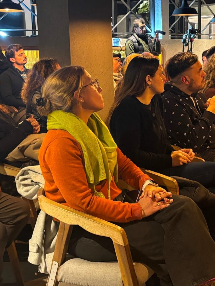 MerContreras_'s tweet photo. Cómo hacemos para que la IA nos ayude a construir un Estado mejor? Puede servir para hacer ciudades más igualitarias?  @ArielSujarchuk presentó su libro Mañana es hoy en Villa Bosch, hablamos sobre usos de IA y pensamos formas de incorporarla para mejorar la vida de todas y todos https://t.co/O2cUpP2auP