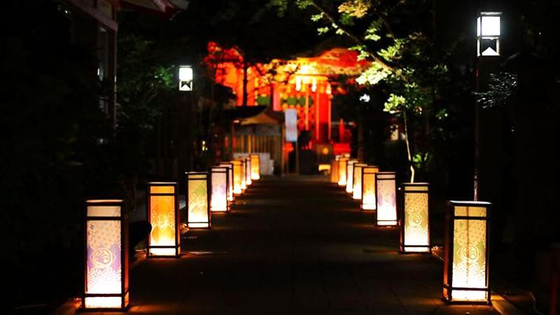 event_checker's tweet photo. 「江の島灯籠2026」開催

1,000基の灯籠が夏の夜をやさしく照らし、
風鈴の涼やかな音色が響く癒やしの空間🎐

光と音が織りなす幻想演出「光の絵巻」も楽しめます

📅 8/1(土)-9/23(水祝)
📍 神奈川県・江の島

→ https://t.co/BCrpysVGo9 https://t.co/6beB6XxN38