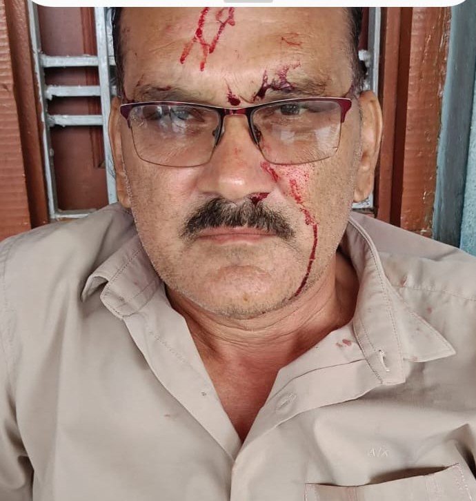 Manish_SGR1's tweet photo. E-Attendance की अनिवार्यता के कारण जल्दबाजी के चक्कर में हो रही है दुर्घटनाए 

आदरणीय शिक्षा मंत्री @udaypratapmp जी
E-Attendance की जल्दबाजी के कारण आज पुनः कई शिक्षकों के साथ दुर्घटनाएं हुई हैं

वर्तमान में बारिश का मौसम चल रहा है। इसके बावजूद शिक्षा विभाग द्वारा E-Attendance का अनिवार्य आदेश जारी किया गया है।

शिक्षकों के रहने के लिए आवास की कोई भी व्यवस्था नहीं है

बारिश/नेटवर्क/मोबाइल खराब होने की स्थिति में E-Attendance न लगने पर शिक्षक का वेतन न काटा जाए।

E-Attendance की व्यवस्था को अस्थाई रूप से स्थगित किया जाए।

माननीय मुख्यमंत्री @DrMohanYadav51 ji से निवेदन है कि शिक्षकों की सुरक्षा को ध्यान में रखते हुए इस व्यवस्था में बंद किया जाए।