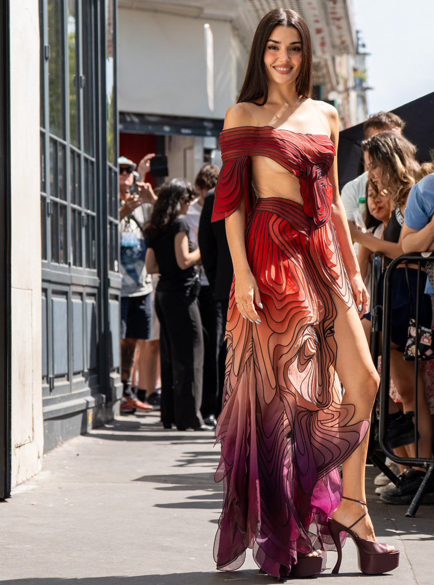 SiteHandeES's tweet photo. 📸| @|quattroaprile • IG Post
#HandeErçel llegando al desfile de la Maison Iris van Herpen en la semana de la alta costura de París - 06/07
#HauteCoutureWeek https://t.co/9ukSASZoe1