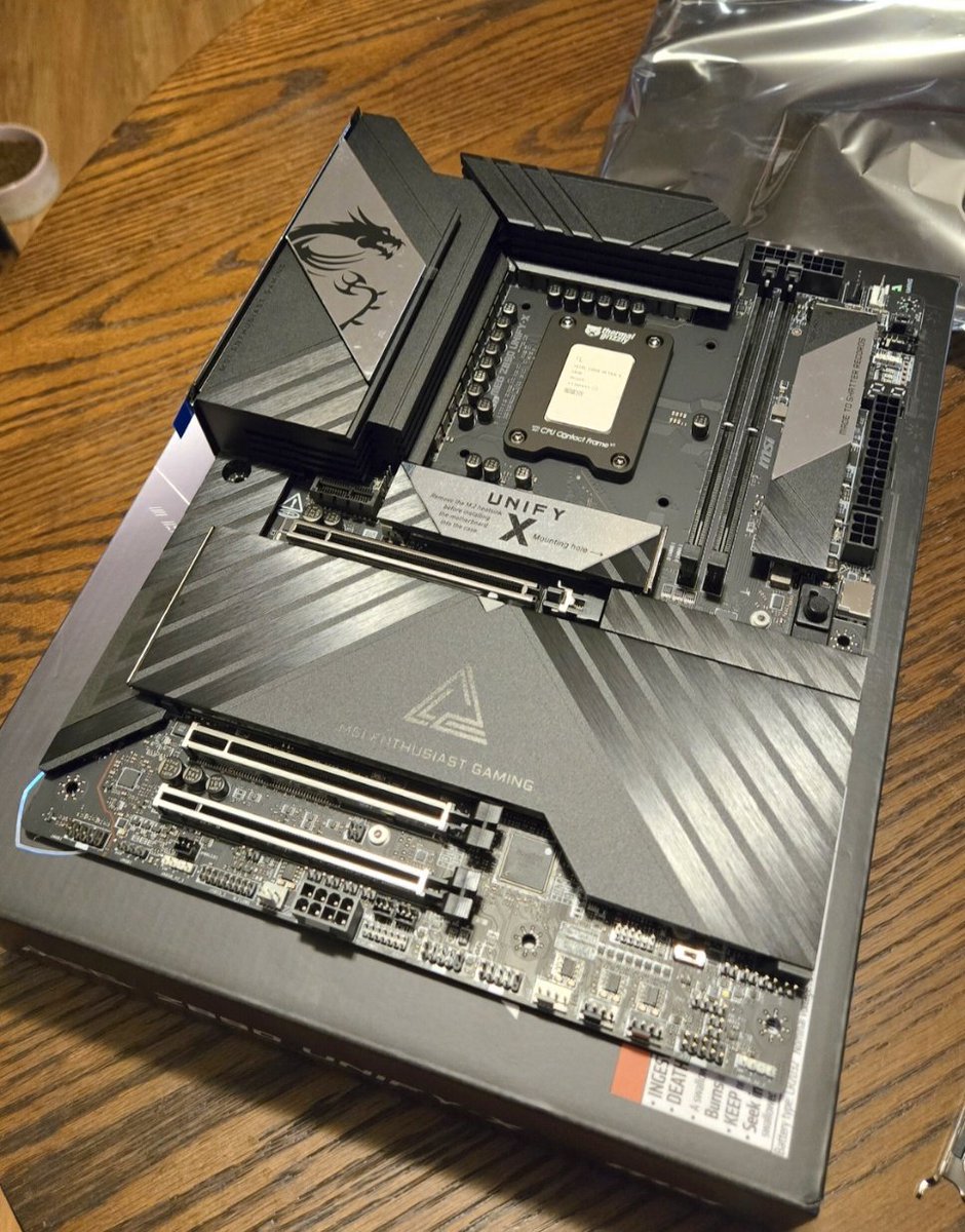 AustnTok's tweet photo. @hotdropfps 270k with contact frame 
8800 CL38 (2x24 cudimm)
4090 FE
4tb T700, 4tb P3 Plus, 2tb P3 Plus
420mm Arctic LF3 420mm 
Thermaltake GF3 1200w
Antec Flux Pro https://t.co/9YFQaLDFDI