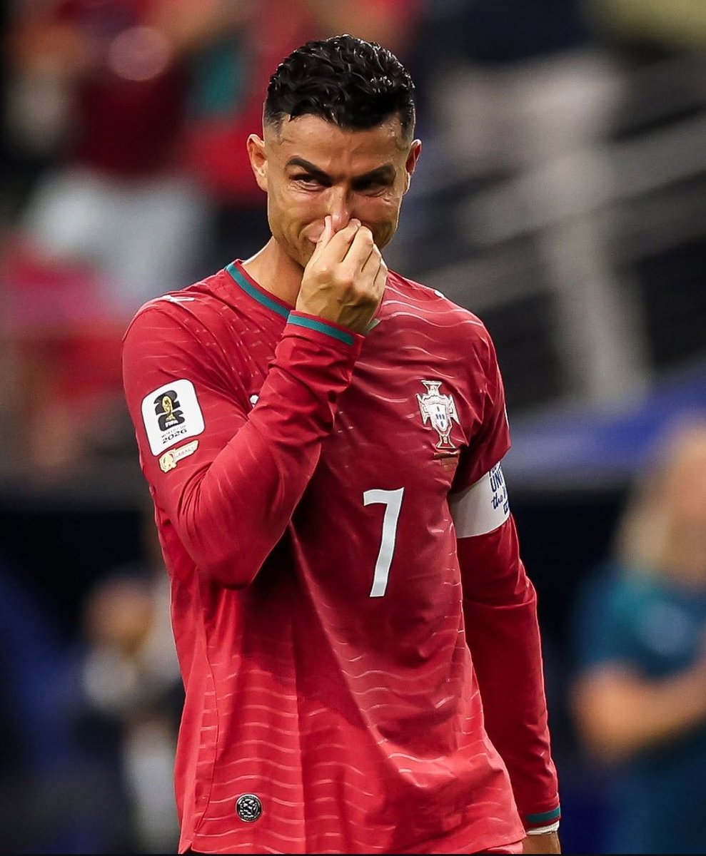 anilbhakr's tweet photo. Cuando pierdes tu último sueño no te consuela la fama. Te consuela ella.

Hoy Cristiano Ronaldo se despidió para siempre de la Copa del Mundo. 41 años. 6 Mundiales.

El único trofeo que le faltó en la carrera más ganadora de la historia.

Y así imagino la escena al salir del estadio, lejos de las cámaras:

Sin aficiones. Sin récords. Sin el personaje.

Solo un hombre destrozado y la mujer que lleva 10 años sosteniéndolo en silencio.

Porque Georgina lo conoció siendo empleada de una tienda, cuando ella no tenía nada. 

Y hoy, que él lo tiene todo menos lo que más quería, ella sigue haciendo lo mismo de siempre: sostenerlo.

Los millones no te abrazan. Los récords no te secan las lágrimas. Los Rolls-Royce no te dicen estoy orgullosa de ti.

Al final, hasta el más grande de todos necesita exactamente lo mismo que tú: alguien que se quede cuando todo se derrumba.
