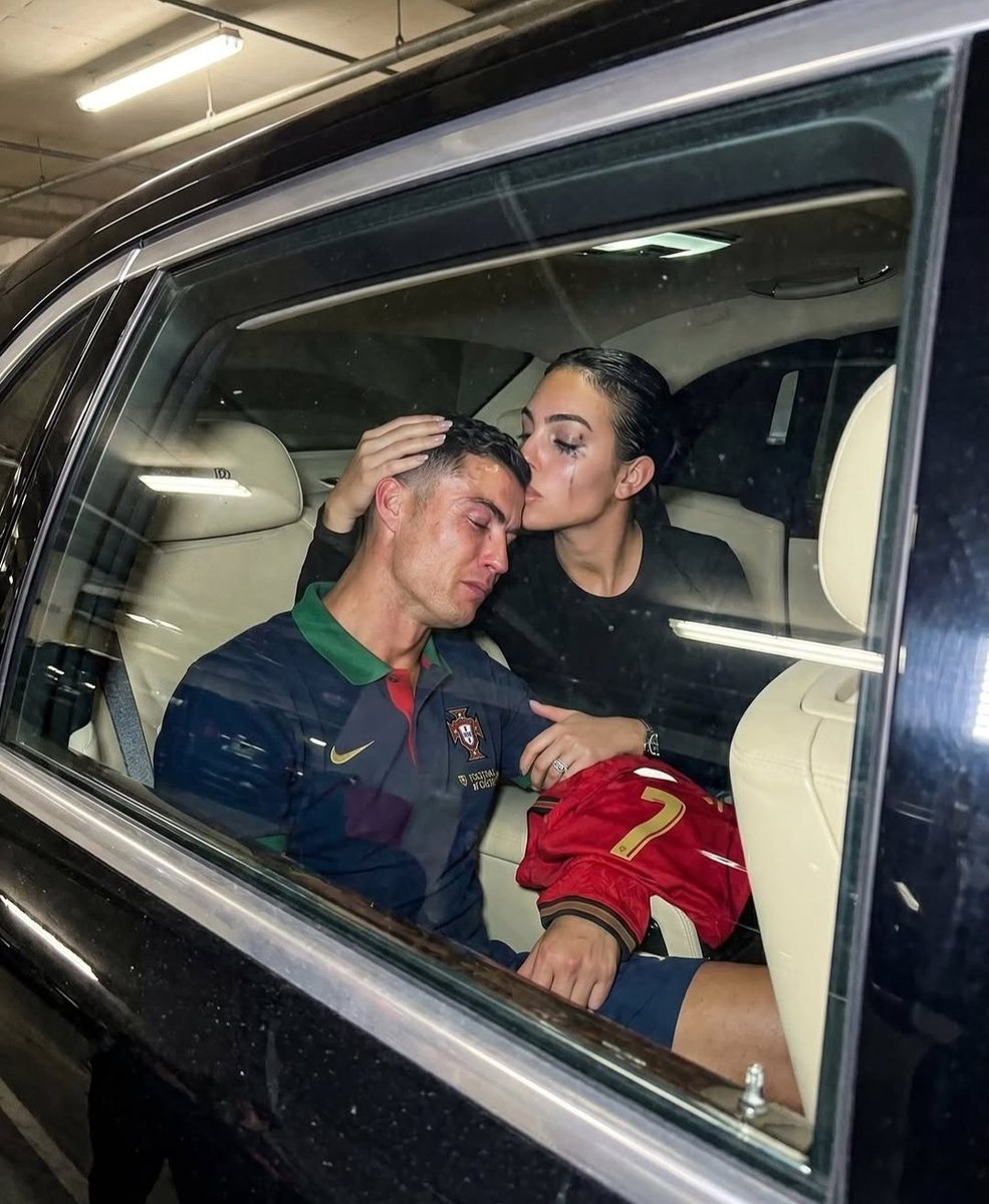 anilbhakr's tweet photo. Cuando pierdes tu último sueño no te consuela la fama. Te consuela ella.

Hoy Cristiano Ronaldo se despidió para siempre de la Copa del Mundo. 41 años. 6 Mundiales.

El único trofeo que le faltó en la carrera más ganadora de la historia.

Y así imagino la escena al salir del estadio, lejos de las cámaras:

Sin aficiones. Sin récords. Sin el personaje.

Solo un hombre destrozado y la mujer que lleva 10 años sosteniéndolo en silencio.

Porque Georgina lo conoció siendo empleada de una tienda, cuando ella no tenía nada. 

Y hoy, que él lo tiene todo menos lo que más quería, ella sigue haciendo lo mismo de siempre: sostenerlo.

Los millones no te abrazan. Los récords no te secan las lágrimas. Los Rolls-Royce no te dicen estoy orgullosa de ti.

Al final, hasta el más grande de todos necesita exactamente lo mismo que tú: alguien que se quede cuando todo se derrumba.