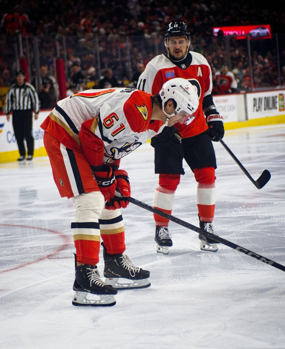 icehockeymike37's tweet photo. Random #Flyers photo of the day, Travis Konecny saying "something" to Cutter Gauthier during Gauthier's first game in Philly. 
#LetsGoFlyers  #FlyersNittyGritty 
📸: me https://t.co/GvMYoOn6rA