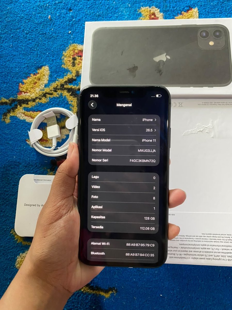 fnl0uve's tweet photo. #wts iphone 11 basic 128gb (ex inter) 

- bh 94%
- kamera depan belakang jernih, aman
- lengkap box, charger 
- tombol dll aman
- warna hitam
- all good condi 

price 4,5 jt avail nego yaa ^^ #zonauang https://t.co/B0MmCr3ds5
