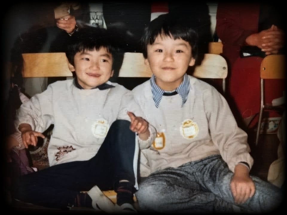 sendantei_asami's tweet photo. 昨日から早めの夏休みで3連休をいただいております。昨夜は、仙台で4年ぶりに幼稚園からの幼馴染みと寿司屋→スナック→同じ寿司屋で飲みました🍻

45年の付き合い。奴は事業で大成功していて、いい刺激になりました♪

可愛かった2人も、おっさんになりましたな(笑) https://t.co/BaqCuQSzEz