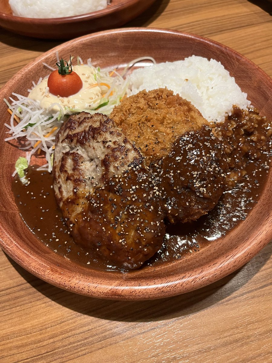 dachan_o's tweet photo. 遅くなったから会社のみんなを連れて
びっくりドンキー😌
今日は茶色🤎 https://t.co/UzhuVHwJOX