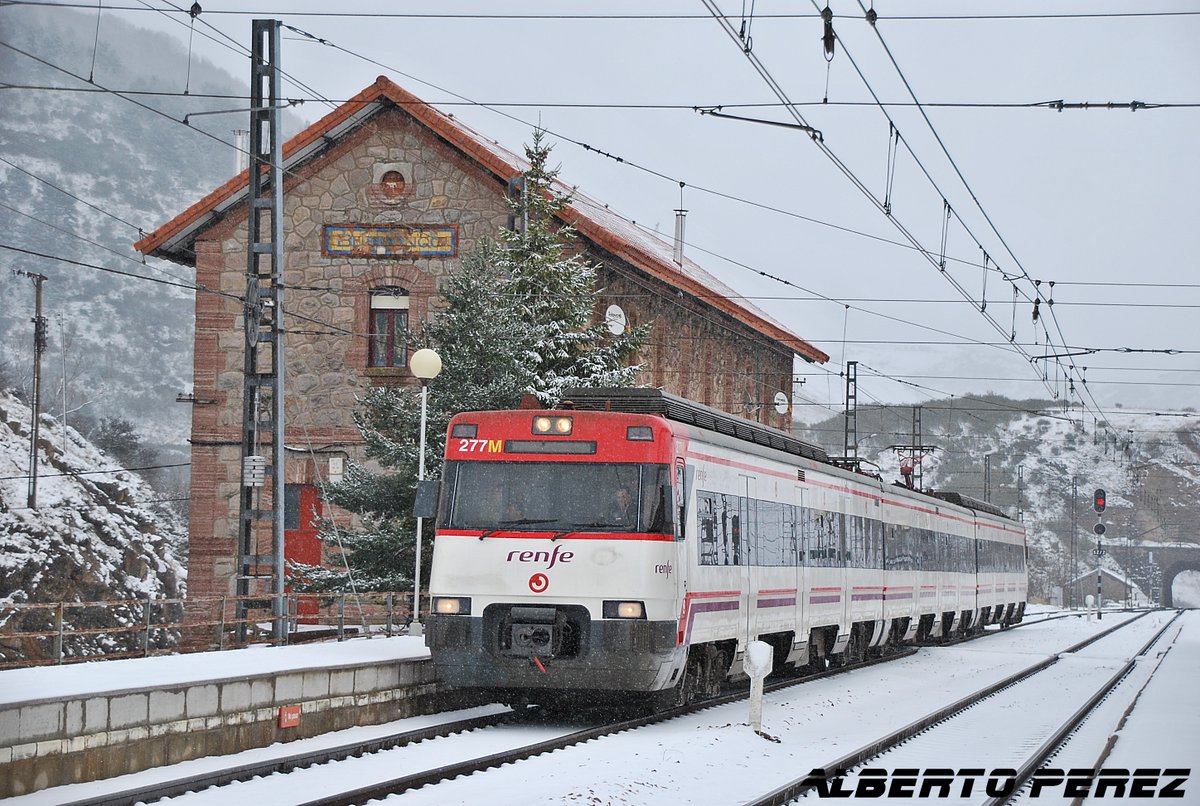 enric_marc's tweet photo. Para intentar refrescar un poco este tiempo tan caluroso... 447 en servicio Regional León-Gijón en Busdongo foto de Alberto Pérez sin datos de la fecha.. #renfe #busdongo #ferrocarril #tren #trenni #train https://t.co/R3rfcs0DPQ