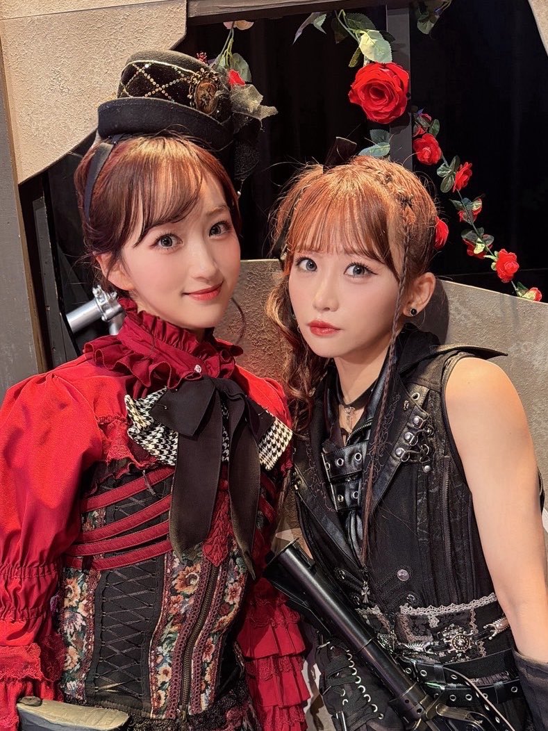 saori_otaki's tweet photo. 平日にも関わらず
昼夜とありがとうございました🥀

10公演を終え折り返しました⛓️

グラスミュッケゆかりん&amp;乙葵📸
色んな作品で一緒になる
大信頼の2人に
ニコルも私も助けられてます🔫🤍

#女王ステ #不滅部隊編 https://t.co/bQYunJi9IJ