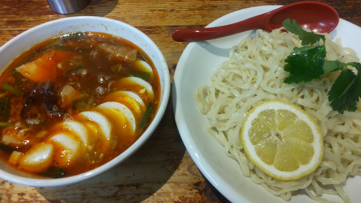 hamham_k's tweet photo. 先日の麺活
青葉区落合
NOODLEMAN
麻辣つけSOBA

ほどよく辛く痺れる、かと思いきや、後からも結構くる😅
スープにレモンを絞り
中華系からタイ風味っぽく変化
麺にもレモンをかけると、これまた旨い
具の挽き肉(炸醤かな)が、美味しい

めっちゃアジアで、なかなか面白い旨さです(^^) https://t.co/RKVpWfNqhp
