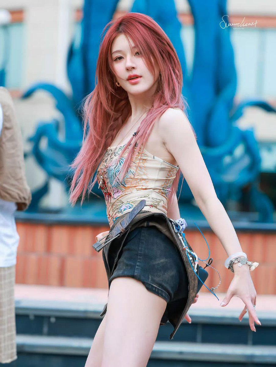 rosyy119's tweet photo. ยังจำได้ดี ช่วงน้องมีปัญหากับค่าย
วาไรตี้ถูกห้ามออกอากาศ น้องพยายามใช้เวทีเทศกาลดนตรีออกมาพบแฟนๆ และได้ทำในสิ่งที่น้องรัก แต่น้องก็เล่าว่าเป็นห่วงแฟนๆมานอนรอ เดินทางไกลลำบากและได้เวลาแสดงเพียง 30นาที  จนในปีนี้ น้องจัดทัวร์คอนเสริตฉ่ำใจ ในไทย1รอบ ที่มาเก๊า2รอบ 
ถ้าวันนั้นน้องไม่กล้าที่จะ ทดลองสิ่งใหม่ ออกจากเซฟโซน เช่น ขึ้นเวทีเทศกาลดนตรีการออกทัวร์คอนเสิร์ตก็คงไม่เกิดขึ้นเพราะน้องก็ไม่คาดคิดแฟนคลับน้องจะมาดูน้องพี่มีเวลา แสดงเพียง แค่ 30 นาทีแต่มากันแน่นไปจนเกิดทะเลม่วงในเทศกาลดนตรี #zhaolusi