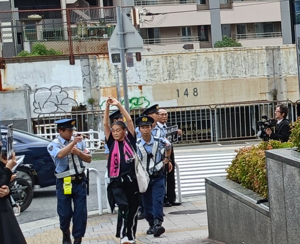 chig761's tweet photo. 兵庫が居場所になっちゃってる（ちだいさん風の言い回し）。
そして謎のポーズ。
明日は歩道橋だから泊まりだろうし。 https://t.co/y50nrqandW