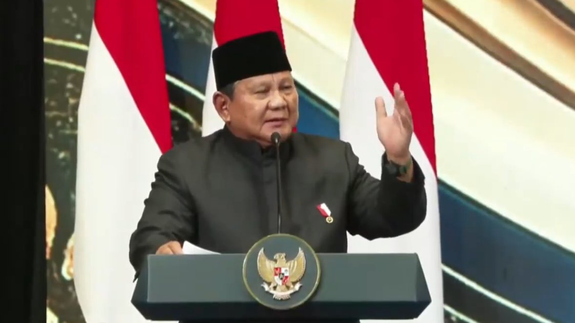 sidhant's tweet photo. Indonesia President Prabowo Subianto addresses the Indian diaspora in Jakarta. Recalled last year's India visit. https://t.co/ZoPgaTLpH9