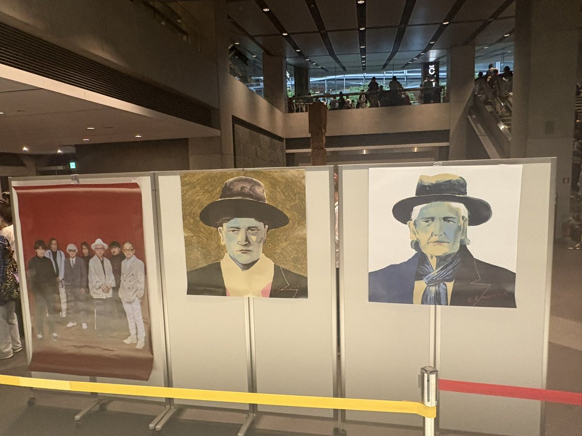 makimakichiyo's tweet photo. ムーンライダーズのドントラ再現ライブ。
40年前の不穏で不安定な、でも物凄い熱気を思い出した。クネクネマイク懐かしい
ライブ不向きと思える迷名曲達に、こうくるかー！と感激。良かった…
その後のセトリも、忘れてた曲達がブワッーと襲ってきて、まさに幸せの洪水😂
皆様お元気でうれしい❣️ https://t.co/qMVIsHSYJ9