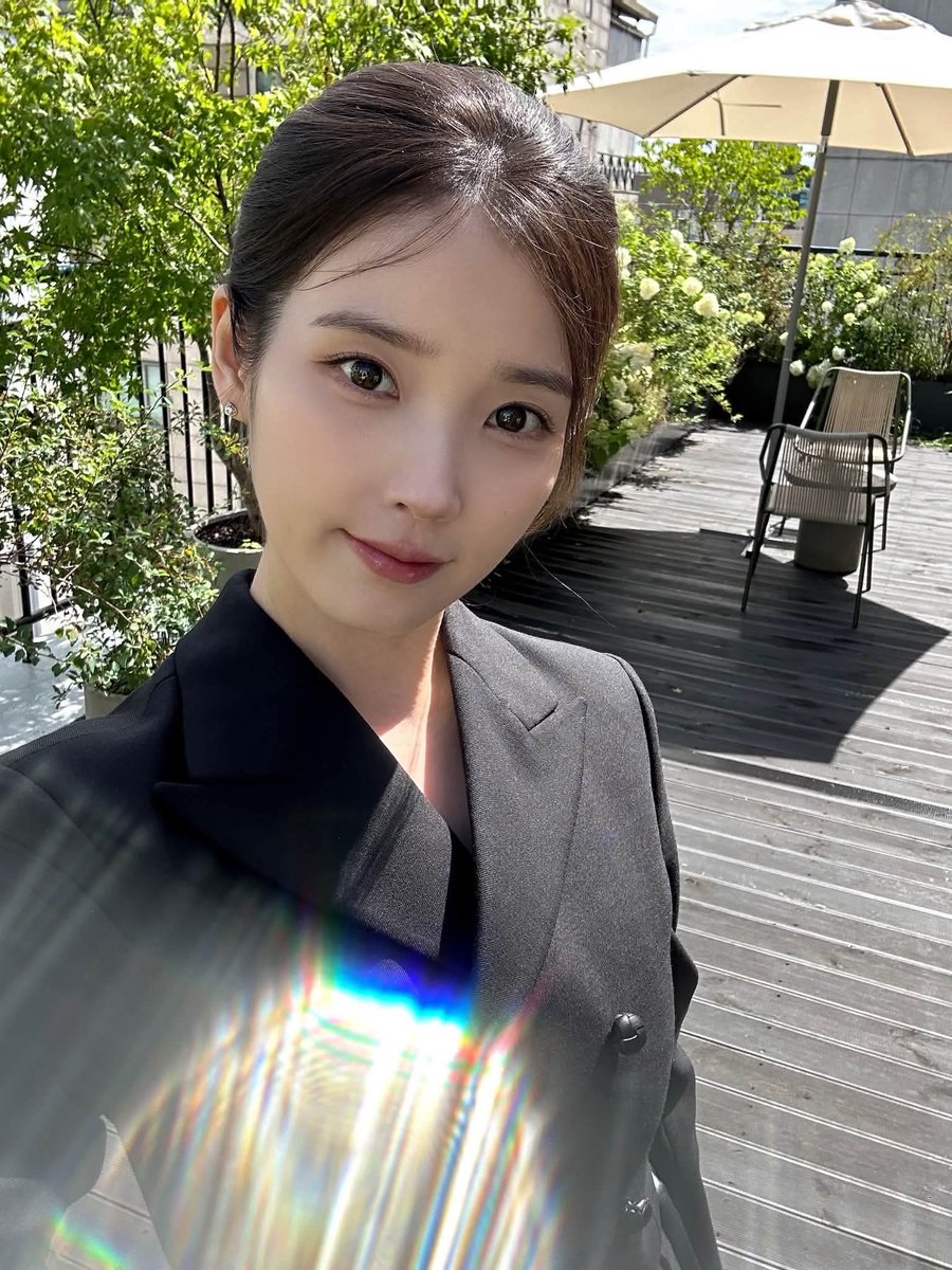 mrsoo500's tweet photo. 260707 제5회 청룡시리즈어워즈 핸드프린팅 참가한 아이유.
#아이유 #IU #청룡시리즈어워즈 https://t.co/tz9TySiCxD