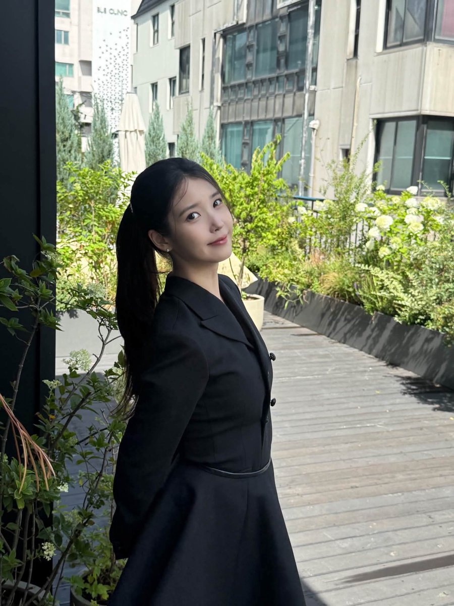 mrsoo500's tweet photo. 260707 제5회 청룡시리즈어워즈 핸드프린팅 참가한 아이유.
#아이유 #IU #청룡시리즈어워즈 https://t.co/tz9TySiCxD