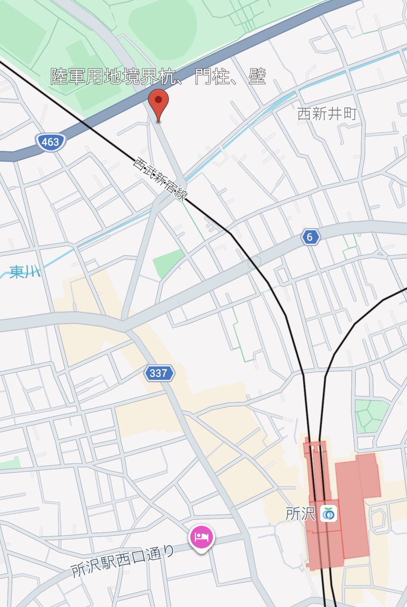 Tokorozawa_news's tweet photo. 【こんなところに👀　所沢飛行場遺産「陸軍用地石碑」】
所沢は航空発祥の地
1911年に現在の航空公園や米軍基地などのある一帯に『所沢陸軍飛行場』が日本で初めて開設されました✈️

航空公園南西側「西新井町交差点」から東川・所沢駅方面に"飛行機新道"を歩いていくと、所沢市消防団第2分署の傍に『陸軍用地』と書かれた石碑と、奥に石の塀が伸びています👀

これは「陸軍用地境界杭」と呼ばれるもので、飛行場が開設され「憲兵隊」※の所沢分遺所というものがあった名残だそうです！
※ 陸軍東京憲兵隊赤坂憲兵分隊所沢分遺所

所沢駅から航空公園まで歩く機会があった際には、少し足元を気にしてみてくださいね👀