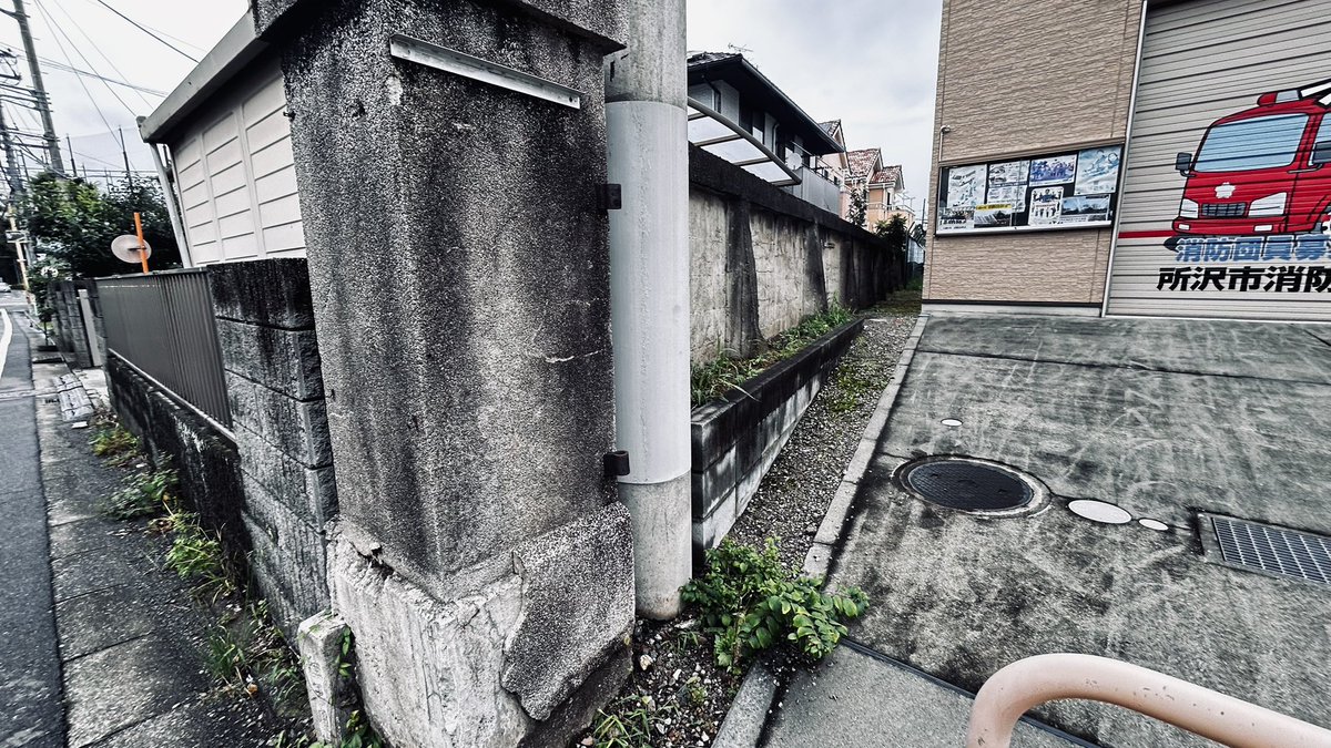 Tokorozawa_news's tweet photo. 【こんなところに👀　所沢飛行場遺産「陸軍用地石碑」】
所沢は航空発祥の地
1911年に現在の航空公園や米軍基地などのある一帯に『所沢陸軍飛行場』が日本で初めて開設されました✈️

航空公園南西側「西新井町交差点」から東川・所沢駅方面に"飛行機新道"を歩いていくと、所沢市消防団第2分署の傍に『陸軍用地』と書かれた石碑と、奥に石の塀が伸びています👀

これは「陸軍用地境界杭」と呼ばれるもので、飛行場が開設され「憲兵隊」※の所沢分遺所というものがあった名残だそうです！
※ 陸軍東京憲兵隊赤坂憲兵分隊所沢分遺所

所沢駅から航空公園まで歩く機会があった際には、少し足元を気にしてみてくださいね👀