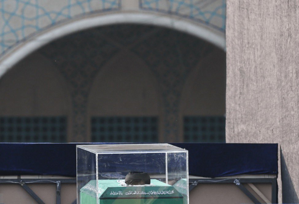 Adorno_Persian's tweet photo. «گفتم: این پرچم ماست.

پلگِرینی گفت: پرچم من نیست. آدم مُرده، پرچم آدم زنده نیست.

گفتم: برویم و تدفین‌اش را ببینیم...

پلگِرینی گفت: این پرچم من نیست. بر پرچم من نوشته شده است؛

خدا. آزادی. عدالت»

- کورتزیو مالاپارته (پوست) https://t.co/0lvasOkpRR