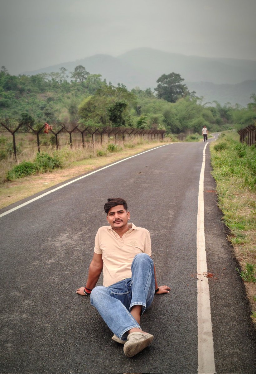 ajayyanmol's tweet photo. वास्ता हमेशा जमीन से रखिए जो जमी' पर होते हैं उनके गिरने का डर नहीं होता..!! https://t.co/uzNMHIiqax
