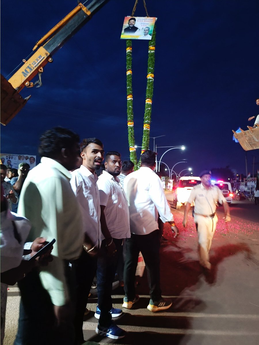SDanenoor's tweet photo. The Most Powerful Leader Of INDIAN POLITICS💪🔥, Kanakapura bande,Hon’ble Chief Minister of Karnataka Shri D K SHIVKUMAR JI Grand Welcome At Bidar Airport #dkboss #troubleshooter #CMofKarnataka #2028dks #bidar @DKShivakumar https://t.co/WPQPMEwC49