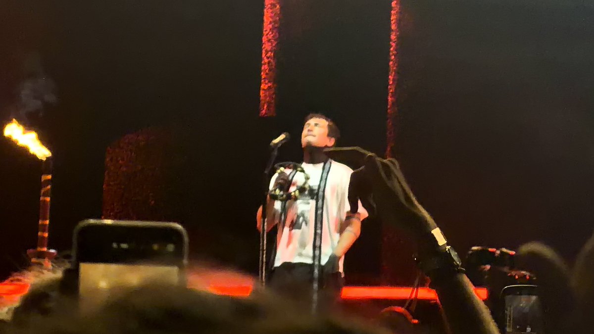 gwentosleep's tweet photo. obsessed with the way it looks like this person was tickling him https://t.co/BT0mQLH9t2