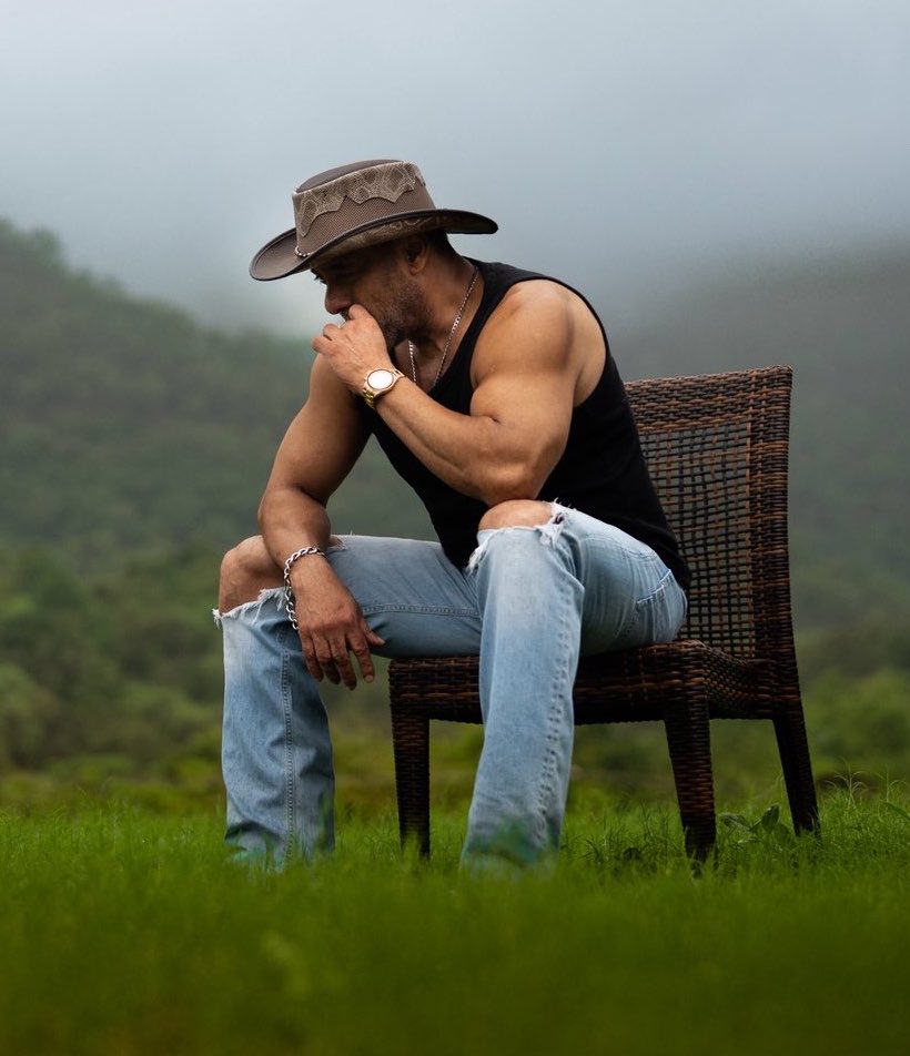 TheSidMathur's tweet photo. Damn! 

Look at Salman Khan’s Biceps🔥 https://t.co/XXfQYOofaN
