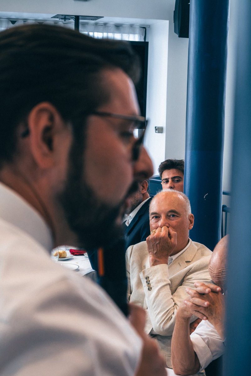 p_brun's tweet photo. 🌹🇫🇷 Devant les Forces françaises de l'industrie pour présenter en avant première notre programme économique, intitulé "Produire", en présence de Louis Gallois. Je défendrai dans la primaire des idées nouvelles sur les salaires, le pouvoir d'achat et la relance de l'industrie ! https://t.co/grGqtK24pt