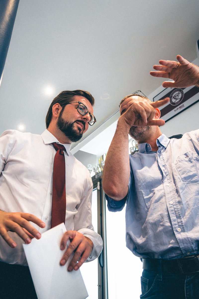 p_brun's tweet photo. 🌹🇫🇷 Devant les Forces françaises de l'industrie pour présenter en avant première notre programme économique, intitulé "Produire", en présence de Louis Gallois. Je défendrai dans la primaire des idées nouvelles sur les salaires, le pouvoir d'achat et la relance de l'industrie ! https://t.co/grGqtK24pt
