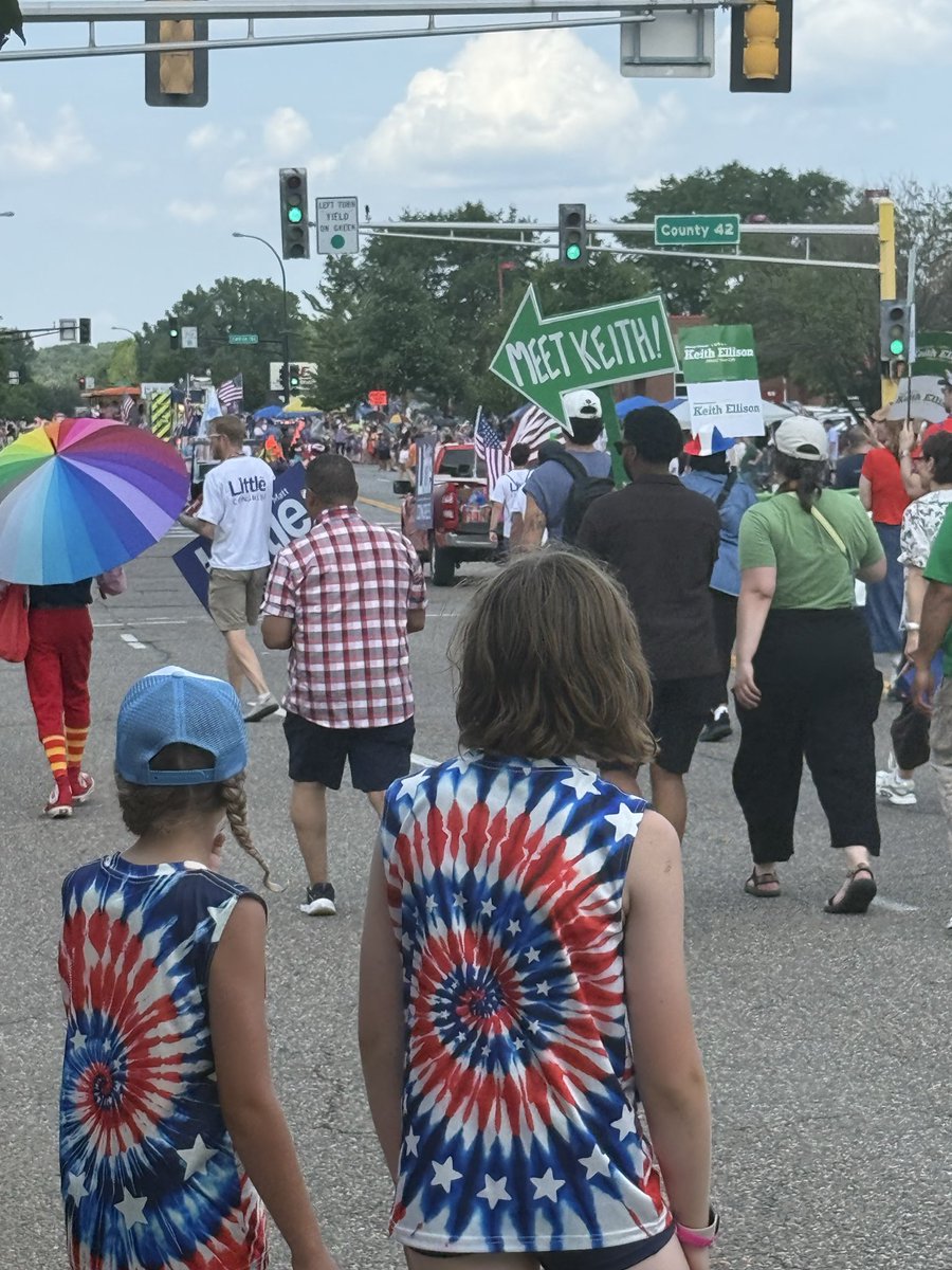 SciFi_Chic's tweet photo. Hope everyone had a great 4th! AV 4th parade had quite the turnout! Looks like every big-name Dem up for reelection had the same idea — election season started early on the route. 🫏🎉
@apple_valley_mn
#FreedomDays https://t.co/bUImxACoCO
