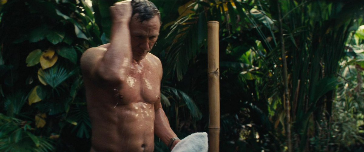 GAYJAMESBOND's tweet photo. Daniel Craig As James Bond https://t.co/GfZY7fIA7r