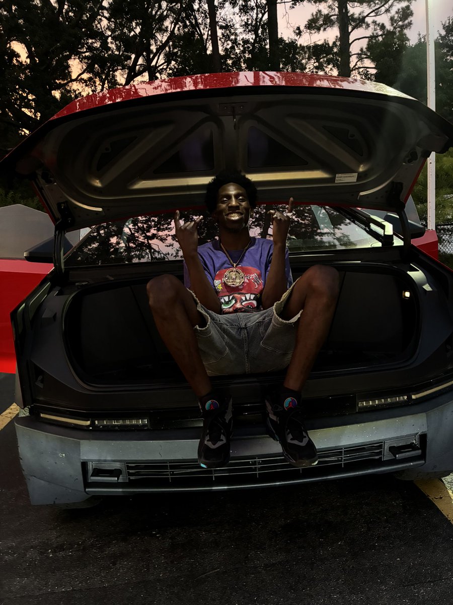 eldinedorvil's tweet photo. Slid’N CyberTruck High asf ! tell me sumn I DONT KNOW 🫩 https://t.co/9RN14gjqTh