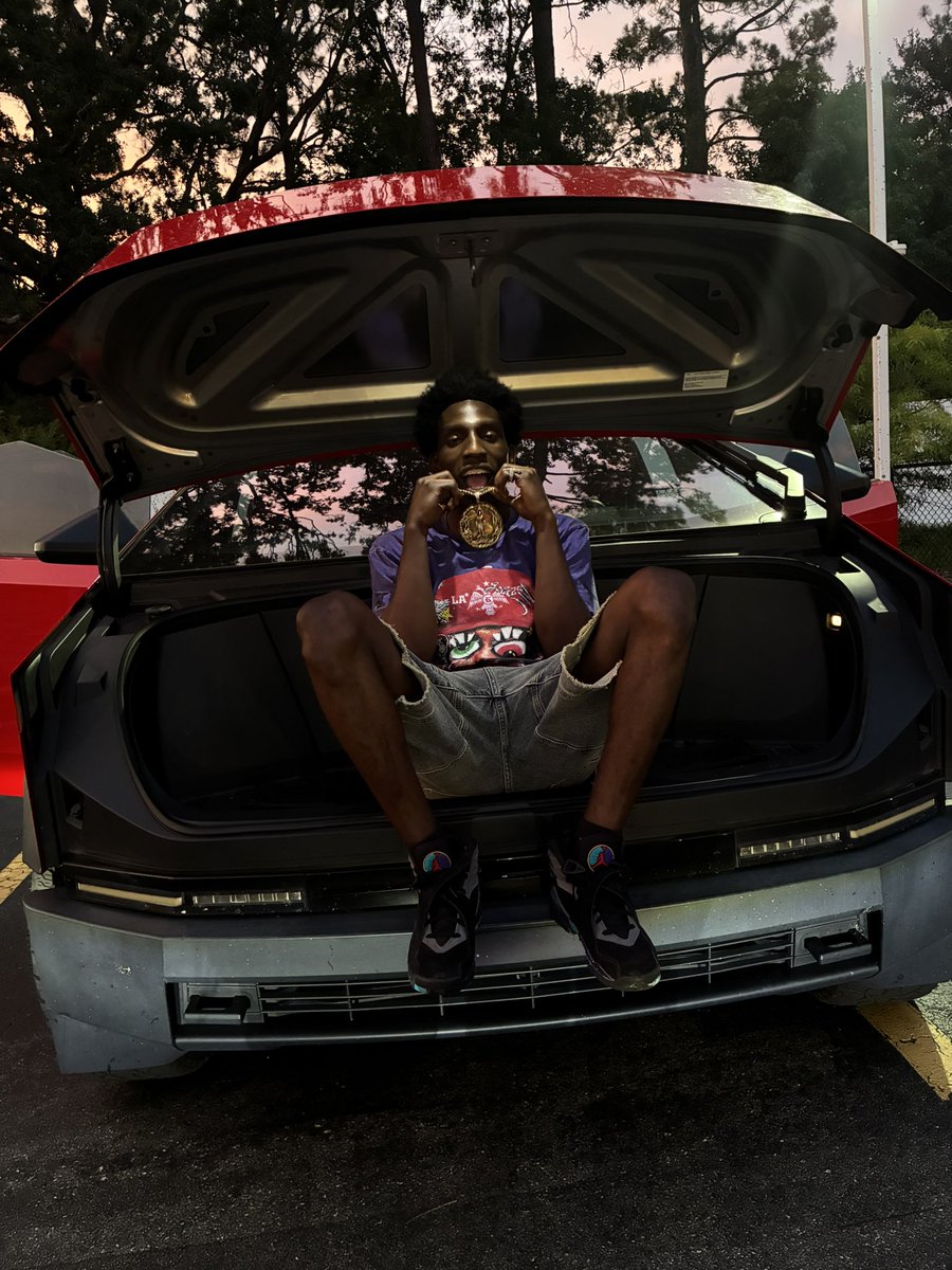 eldinedorvil's tweet photo. Slid’N CyberTruck High asf ! tell me sumn I DONT KNOW 🫩 https://t.co/9RN14gjqTh