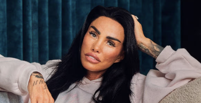 MirrorCeleb's tweet photo. Emotional Katie Price says 'I absolutely hate what I see in the mirror'.

https://t.co/KGxTFYqLE5 https://t.co/gQkx8vdgN1