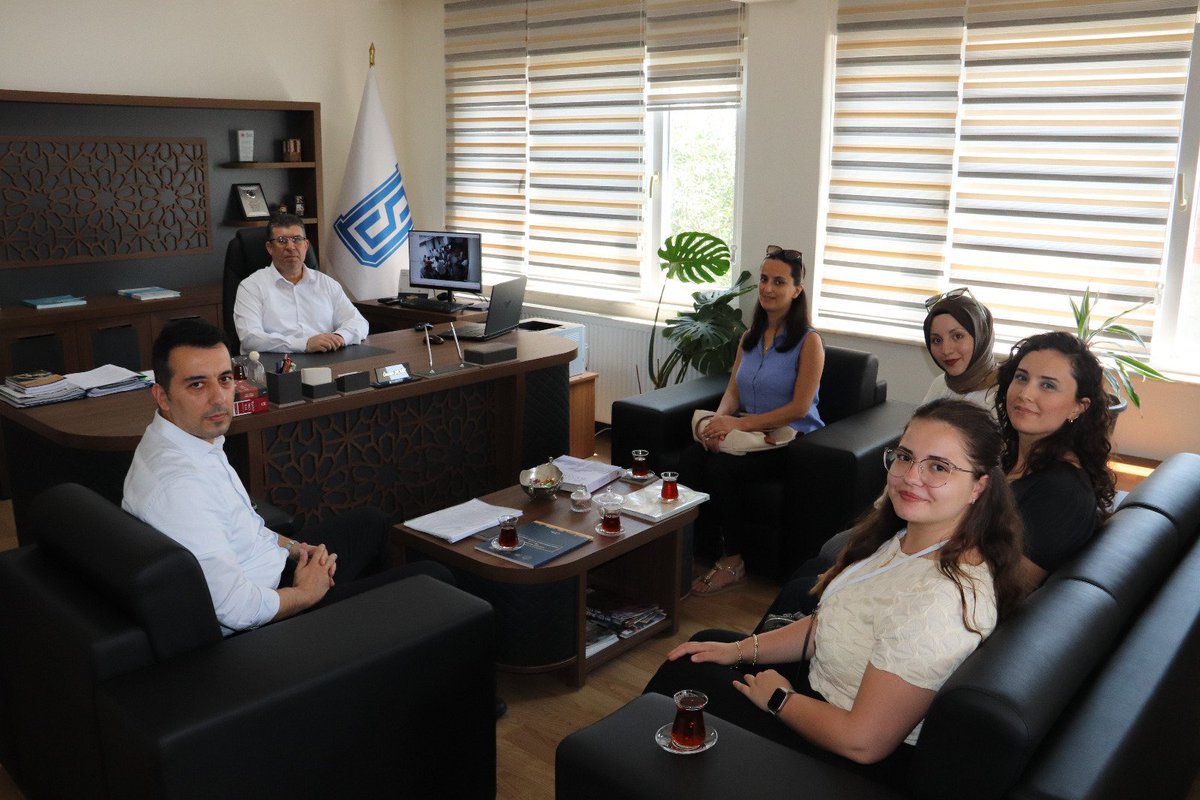 DsmBandirma's tweet photo. #Denetimliserbestlik çalışmalarımıza #gönüllü destek veren #Banü Sosyoloji Bölümü mezunlarımızı uğurluyoruz. Genç sosyologlarımızın emeklerini belgelemek adına katılım belgelerini takdim ettik. Emekleri için teşekkür eder, başarılar dileriz. #Sosyoloji #bandırma https://t.co/gZcp3Jg1ik