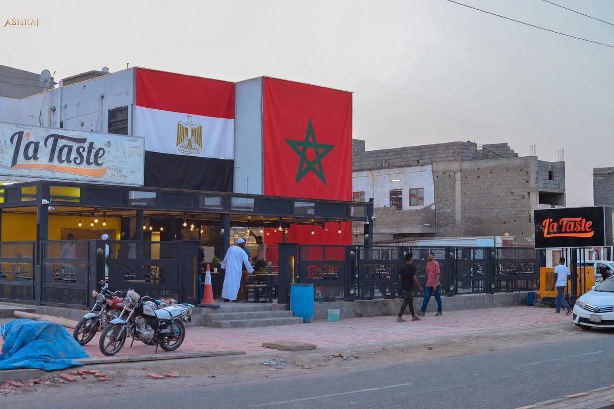 Aldana751's tweet photo. صورة متداولة لمطعم في مدينة بورتسودان، يزين واجهته بعلمي مصر والمغرب، تشجيعاً للمنتخبين في بطولة كأس العالم .. https://t.co/CeXEaGFuTg