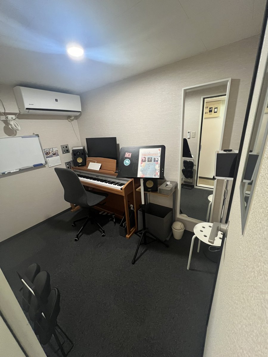 AgletsMS's tweet photo. 本日は夕方にレッスンが終了致しましたので、意を決してAブースとCブースの模様替えをしました。

開校して七年経ちまして各ブースの余計な機能は廃止し、Aブースはよりボイトレ、声優コースの個人レッスンに！
Cブースはレコーディングに特化させました。

いつでも無料体験レッスン募集中です！ https://t.co/GVHcm4DKFY