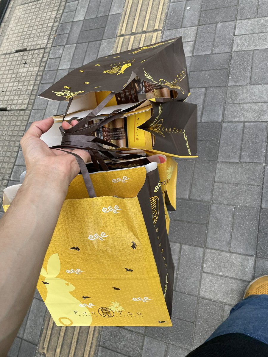 HOMEAMUSE's tweet photo. 頼まれた台湾カステラ https://t.co/ICw55JvPaE