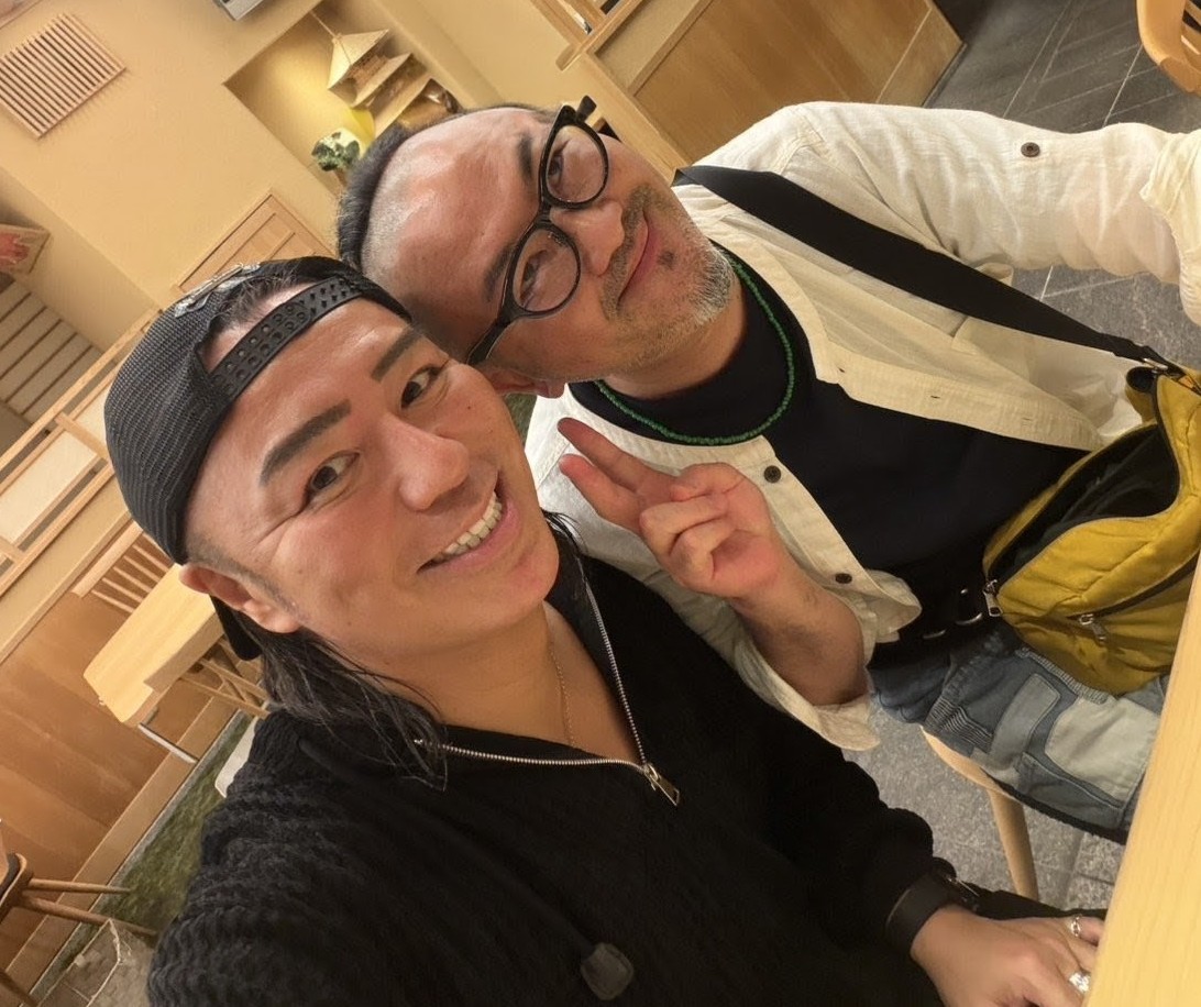 sendantei_asami's tweet photo. 昨日から早めの夏休みで3連休をいただいております。昨夜は、仙台で4年ぶりに幼稚園からの幼馴染みと寿司屋→スナック→同じ寿司屋で飲みました🍻

45年の付き合い。奴は事業で大成功していて、いい刺激になりました♪

可愛かった2人も、おっさんになりましたな(笑) https://t.co/BaqCuQSzEz