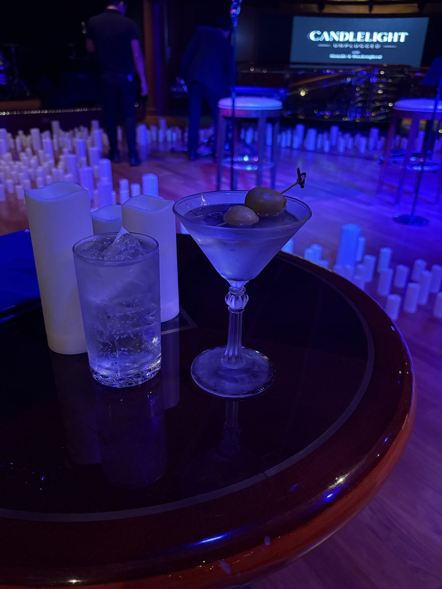 Miyuki1125's tweet photo. チルなコンサートの友マティーニ オリーブが大きくてうれしい キャンドルも灯されました 悲しいことに席はけっこう空いてます でも前列はいっぱい
#ダイヤモンドプリンセス
#クルーズ
#M618 https://t.co/CkuZWQoKRu