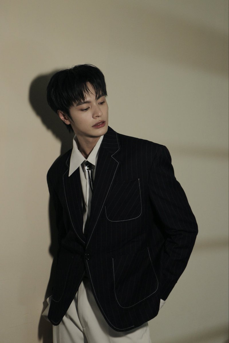 DANGHONGHAI_X's tweet photo. 📸 A few moments from behind the scenes

#DANGHONGHAI #당홍하이 #TinhHaSayHi #DatVietVAC https://t.co/JwwAf38PEW