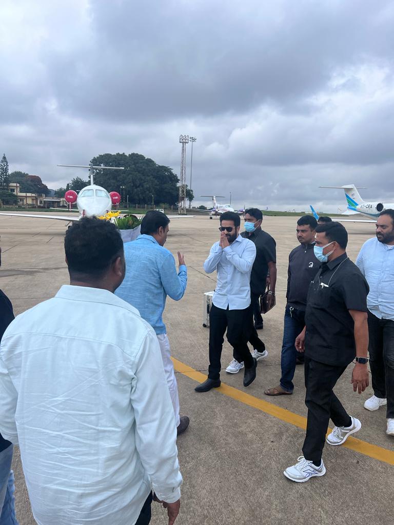 RVVR9999's tweet photo. Karnataka Superstar @tarak9999 🧎 https://t.co/0c2nKUUuAM