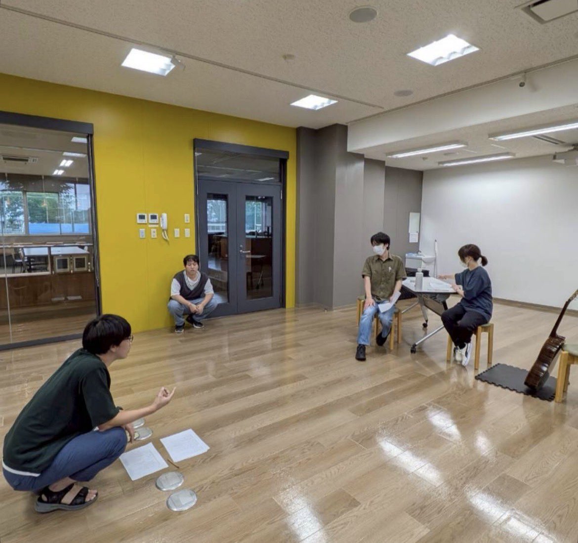 DoramaSf's tweet photo. 何やら稽古場にギターが🎸⚡️
小道具や衣装が揃ってくると、
一段と稽古が楽しくなりますね〜！

雨にも負けず、活動中！！☂️🌧️

#久留米
#劇団
#突如開かれるギター教室 https://t.co/pt1S2HQJER