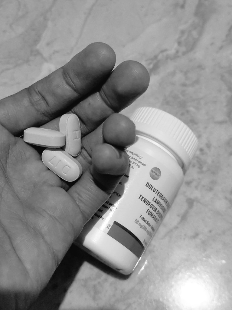perovert's tweet photo. Karna sudah refil yg baru  sisa tiga kita buang aja karna udah  ED 
kemarin 2 butir udah ke  minum https://t.co/FzPStLQE1l