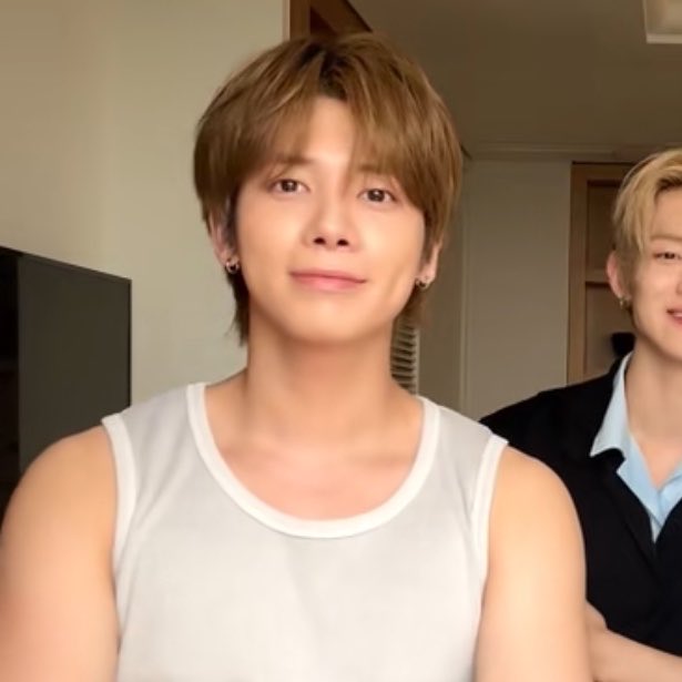 tyunssta's tweet photo. OH HE LOOKS SO FREAKING GOOODDDD https://t.co/s9vLrHaJwS