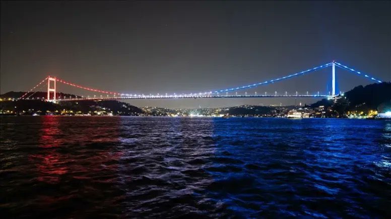 EkolojiR's tweet photo. Sen ABD’yi protesto ettiğini sanıp marketten kola alıp sokağa dökersin ama sana gazı veren siyasal İslamcı iktidar ABD’nin bayrağını “Fatih Sultan Mehmet” köprüsüne yansıtır… https://t.co/8uCICoaQtZ