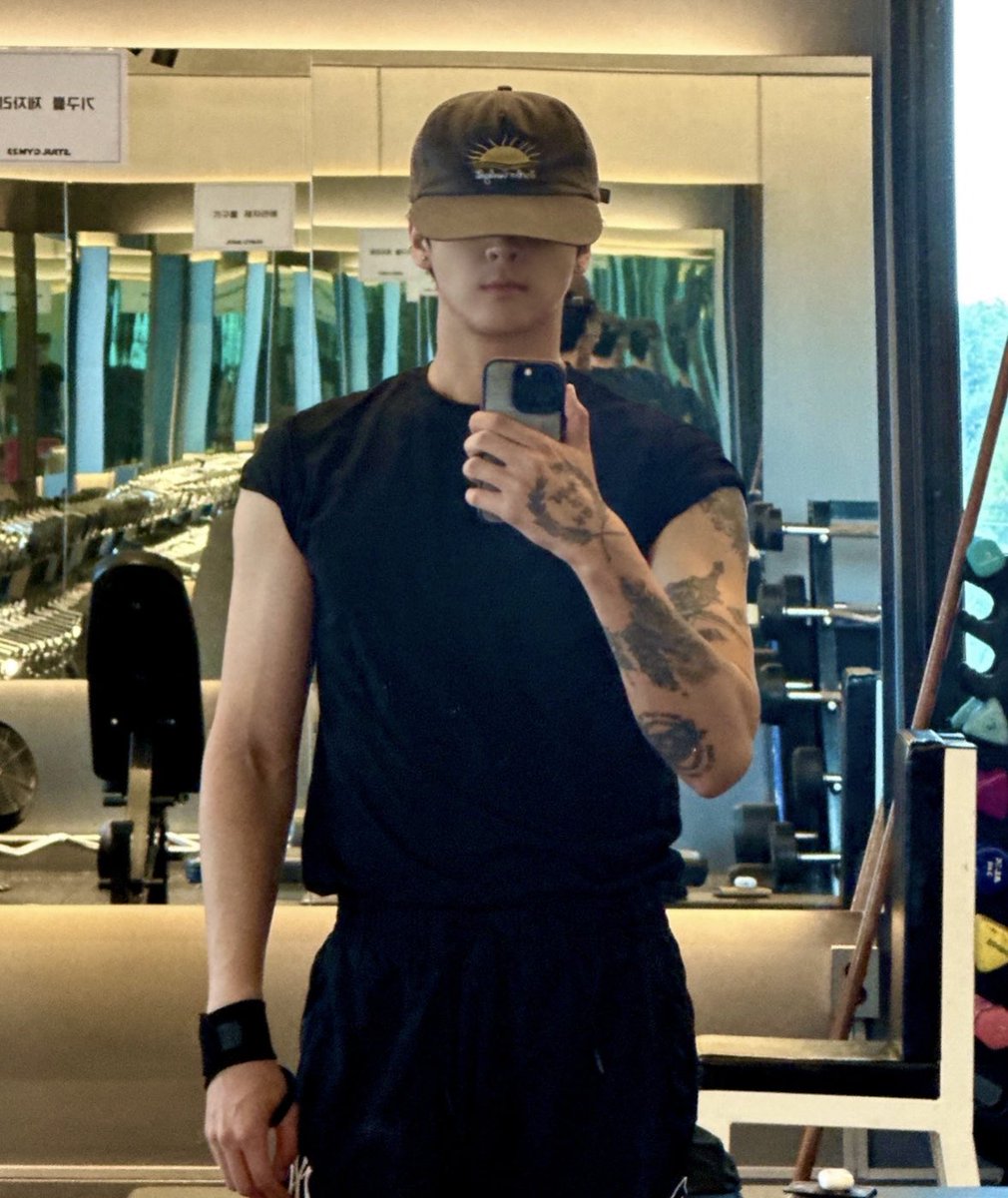 softaekw's tweet photo. And the pics (because he want us to believe he’s the real ravi lmao) https://t.co/6GoVVT0xYW